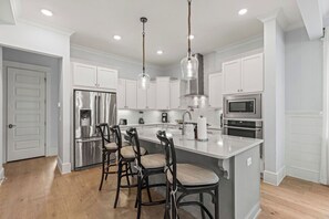 Full-sized fridge, microwave, oven, stovetop