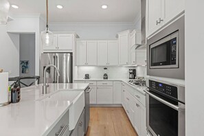 Full-sized fridge, microwave, oven, stovetop