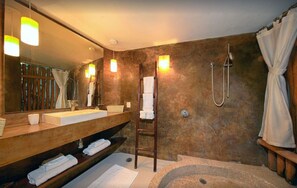 Shower, hair dryer, towels, soap - Villa Cherimoya in Sayulita with Private Pool and Easy Walk to Beach & Village (Sayulita)
