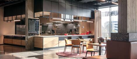 Una cocina moderna con una isla central, armarios de madera e iluminación colgante.