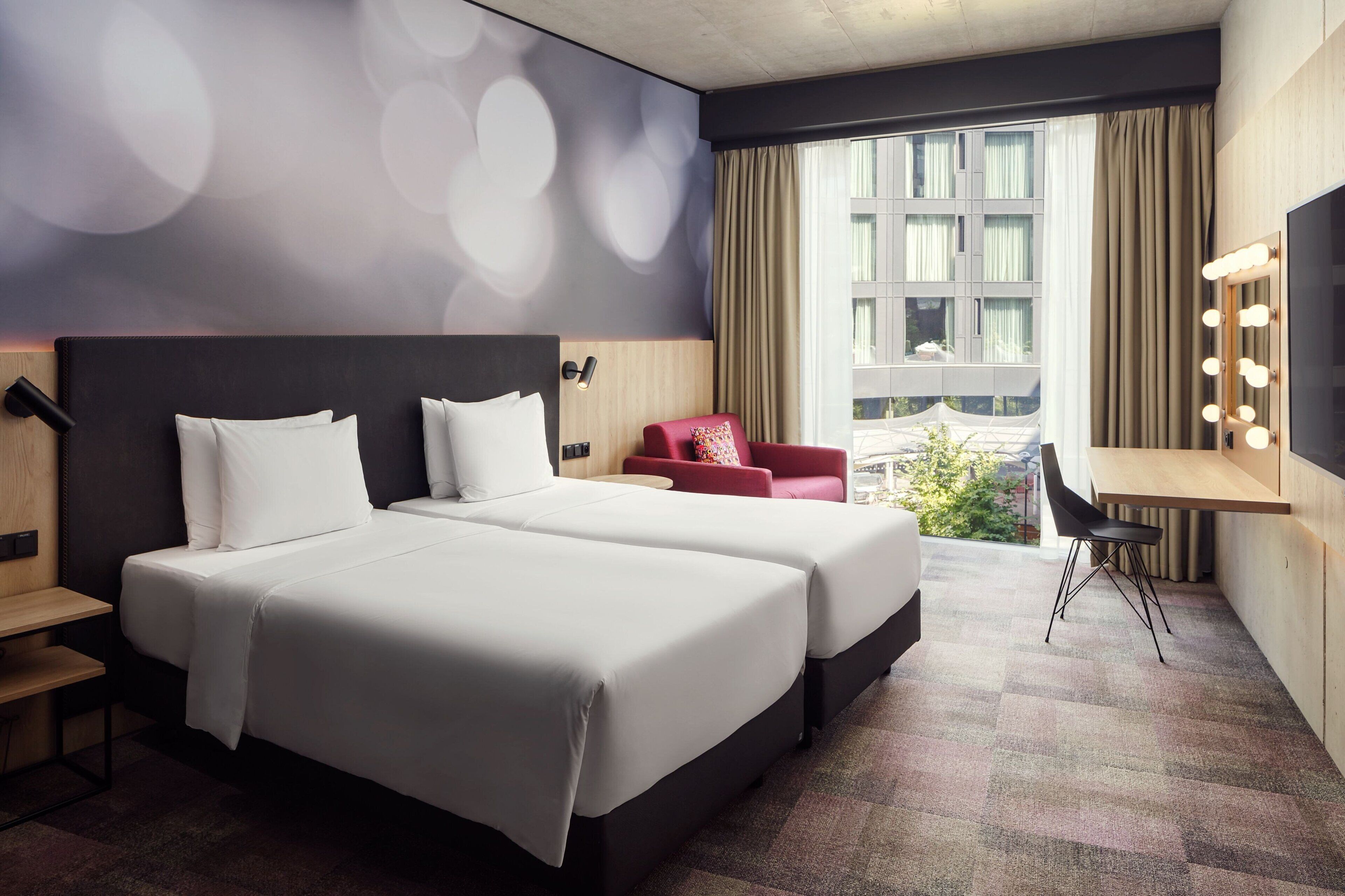 Kolmen hengen comfort-huone, useita sänkyjä | Tallelokero huoneessa, työpöytä