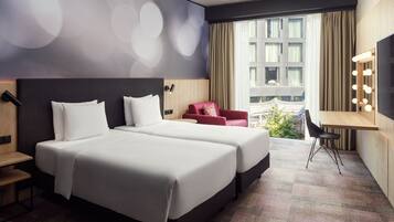 Kolmen hengen comfort-huone, useita sänkyjä | Tallelokero huoneessa, työpöytä