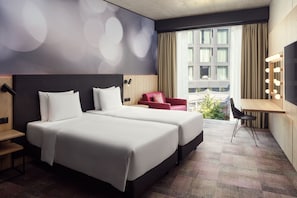 Tremannsrom – comfort, flere senger | Safe på rommet, skrivebord og skrivebord for bærbar PC