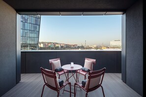 Suíte, 1 quarto, sacada | Cofres nos quartos, escrivaninha, espaço de trabalho para notebook