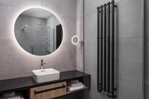 Suite, 1 soverom, balkong | Bad | Hårføner, håndklær, såpe og sjampo