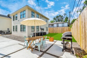 Outdoor dining - Groups Welcome | Hot Tub | Sleeps 24 (Houston)