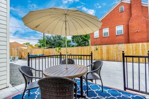 Outdoor dining - Groups Welcome | Hot Tub | Sleeps 24 (Houston)