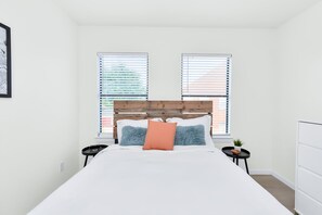 10 bedrooms, desk, WiFi - Groups Welcome | Hot Tub | Sleeps 24 (Houston)