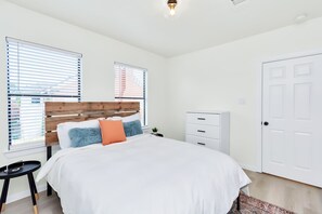 10 Schlafzimmer, Schreibtisch, WLAN