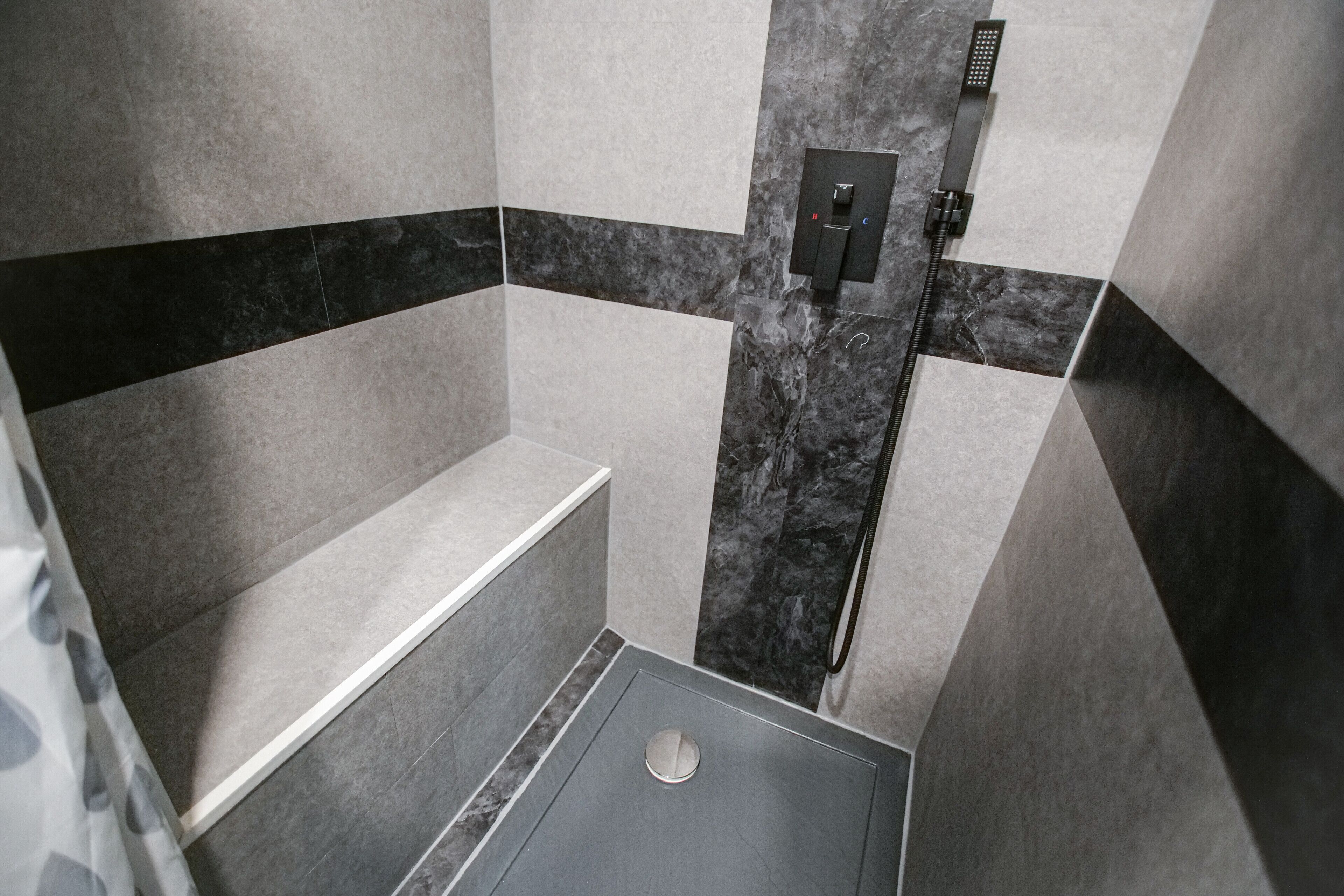 Dusche, Haartrockner, Handtücher, Toilettenpapier