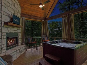 Outdoor spa tub - Serene Forest Cabin Escape with Hot Tub (Broken Bow)