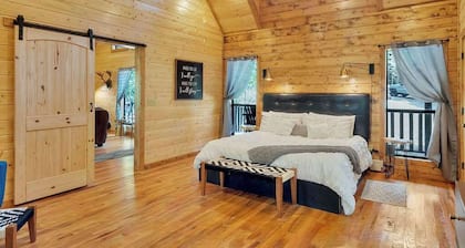 Secluded Cabin Getaway w/Hot Tub & Games
