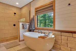 Badewanne, Handtücher, Shampoo