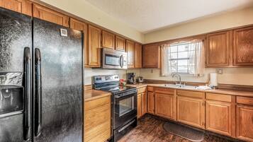 Rumah, Beberapa Tempat Tidur, perapian, pemandangan sungai | Dapur pribadi | Lemari es, microwave, oven, dan kompor