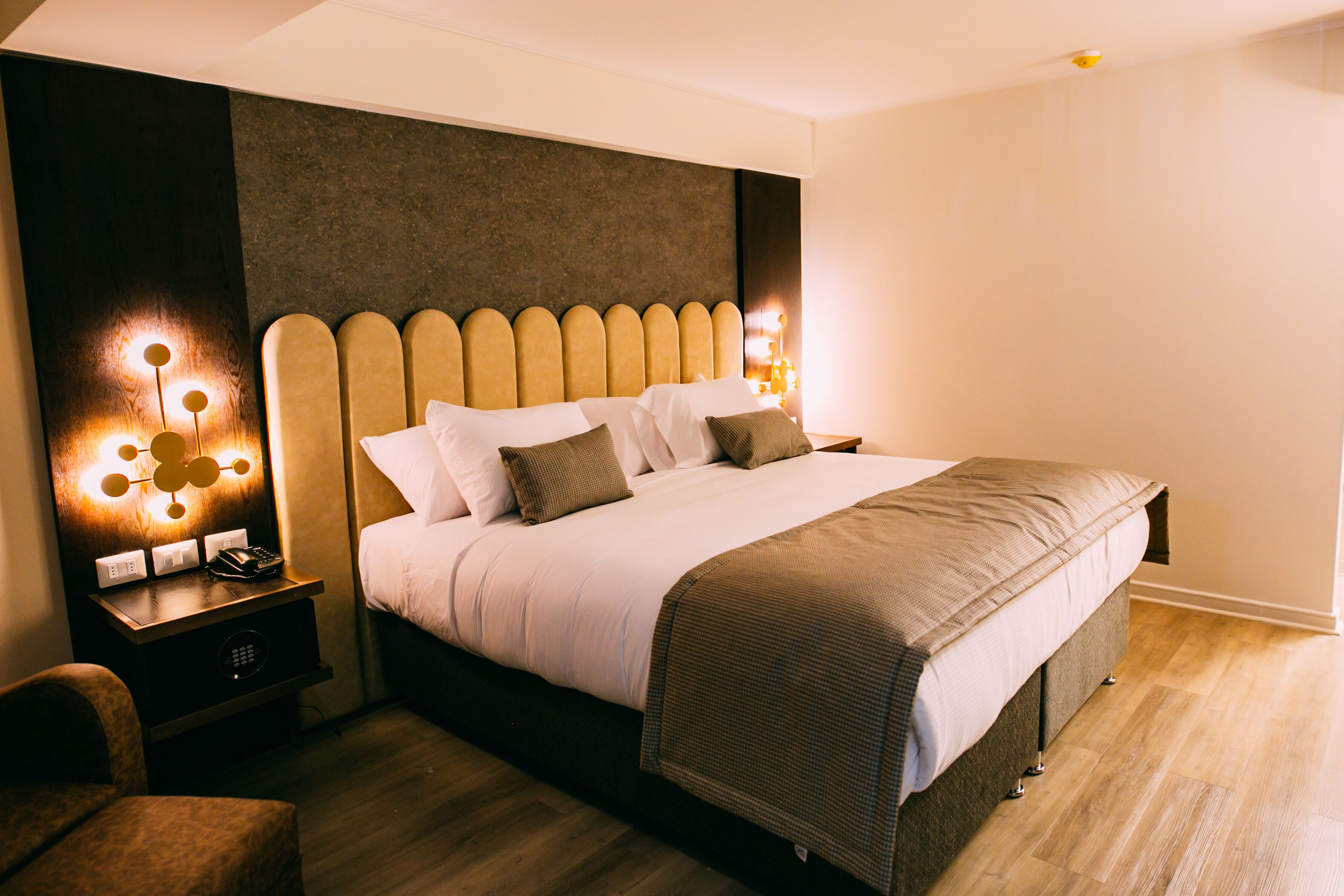 standard room, 1 king bed, non smoking, city view | in-room safe, soundproofing, free wifi, bed sheets