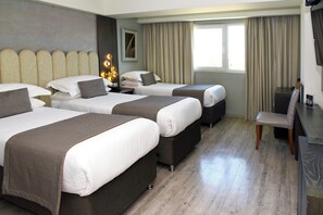 In-room safe, soundproofing, free WiFi, bed sheets - Hotel HW Libertad (Santiago)