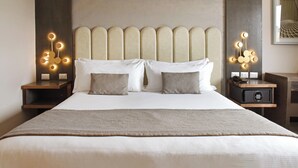 A neatly made bed with a headboard, two bedside tables with lamps, and a wall-mounted light fixture. - Hotel HW Libertad (Santiago)