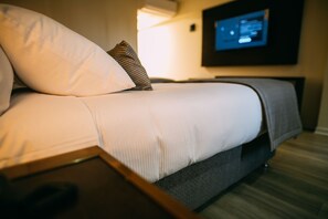 Standardzimmer, 1 King-Bett, Nichtraucher, Stadtblick | Zimmersafe, schallisolierte Zimmer, kostenloses WLAN, Bettwäsche