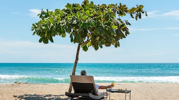 Trên bãi biển, quán bar trên bãi biển