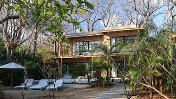 Luxury Villa | 3 bedrooms, in-room safe, desk, iron/ironing board