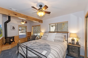 6 bedrooms, desk, iron/ironing board, free WiFi