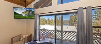 HUGE LAKE LODGE-6BD,4BATH, 5 KING BEDROOMS! LAKE VIEWS-WEEKLY DISCOUNTS! #5709