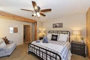 6 bedrooms, desk, iron/ironing board, free WiFi