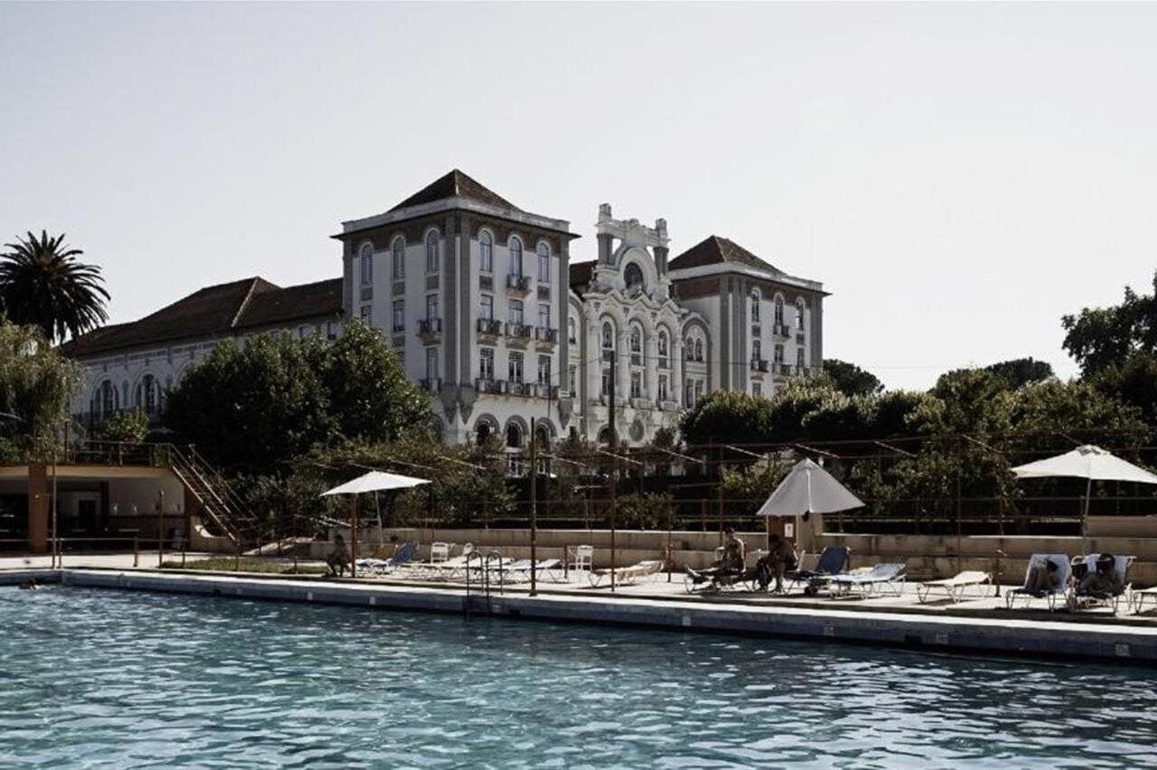 Kolam renang indoor dan kolam renang outdoor