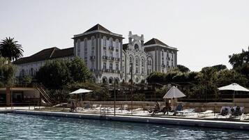 Een binnenzwembad, een buitenzwembad