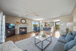 Smart TV - Sunset view condo on Lake Hamilton - Pool & Dock!! (Lake Hamilton)