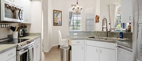 Réfrigérateur, four à micro-ondes, un four, surface de cuisson