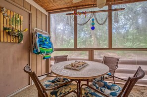 Dining - 2 blocks to the beach! First floor 2 BR/2 BA - Secluded Lanai, WiFI, Pool&Tennis (Fernandina Beach)