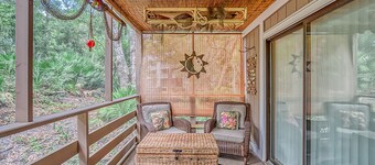 2 blocks to the beach! First floor 2 BR/2 BA - Secluded Lanai, WiFI, Pool&Tennis