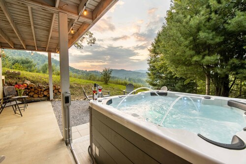 Stunning Mtn Sunsets! Hot Tub+Fire Pit, Mtn Views, Sauna, Grill, Close to AVL!