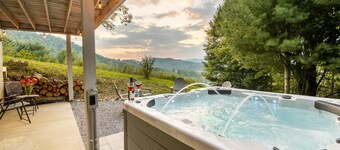 Stunning Mtn Sunsets! Hot Tub+Fire Pit, Mtn Views, Sauna, Grill, Close to AVL!