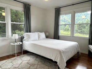 3 bedrooms, in-room safe, desk, iron/ironing board