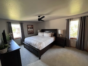 4 habitaciones, escritorio y tabla de planchar con plancha 