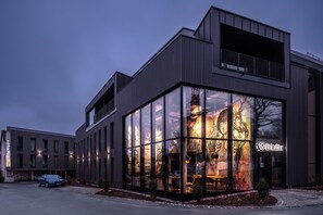 Un edificio moderno con amplios ventanales y un cartel que dice 'Lethesheimer'.