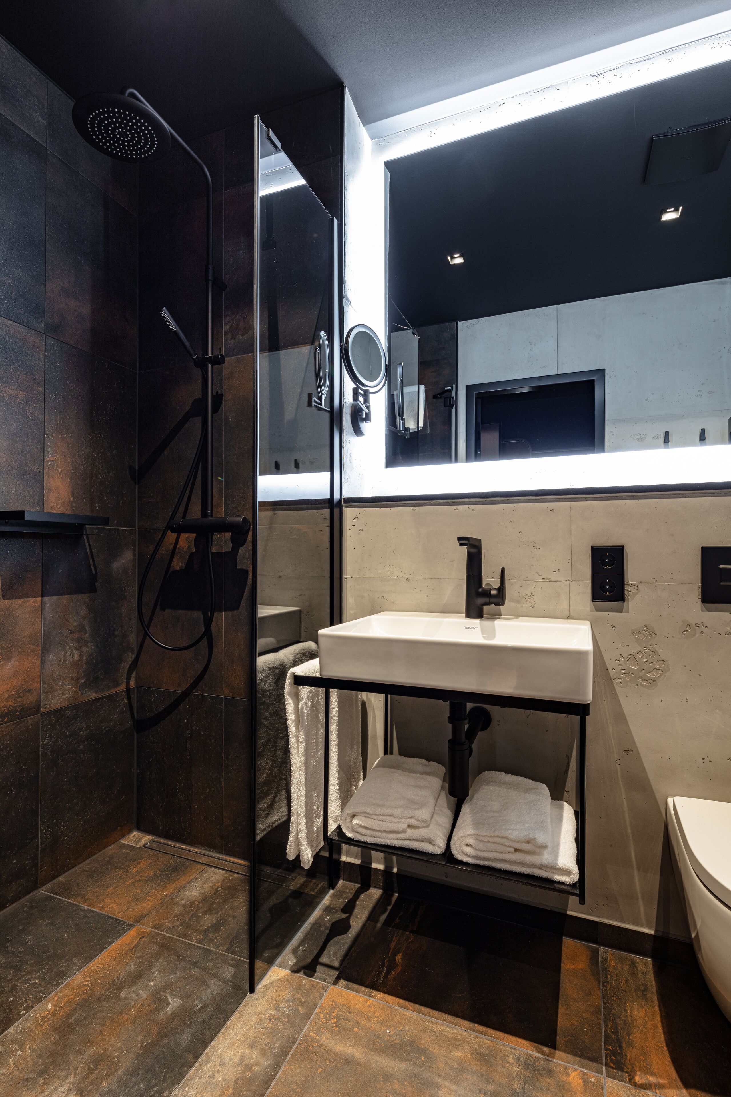 Een douche, een regendouche, gratis toiletartikelen, een haardroger
