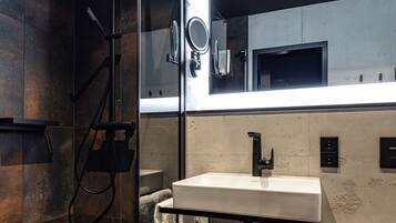 Een douche, een regendouche, gratis toiletartikelen, een haardroger