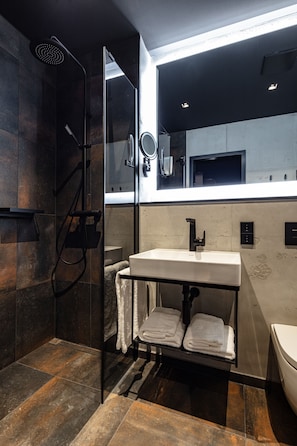 Shower, rainfall showerhead, free toiletries, hair dryer - Liebesbier Urban Art & Smart Hotel (Bayreuth)