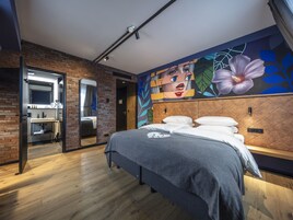 Comfort Double Room | Bathroom | Shower, rainfall showerhead, free toiletries, hair dryer