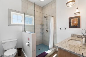 Dusche, Haartrockner, Handtücher