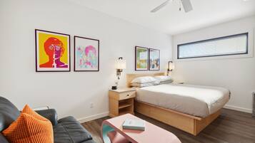 Tabla de planchar con plancha, wifi gratis y ropa de cama