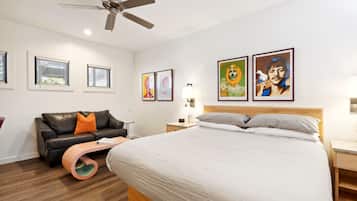 Tabla de planchar con plancha, wifi gratis y ropa de cama