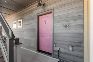 Interior - Boutique Hotel Folly Room 7: Deluxe Studio with a spacious deck and marsh views (Folly Beach)