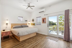 Tabla de planchar con plancha, wifi gratis y ropa de cama