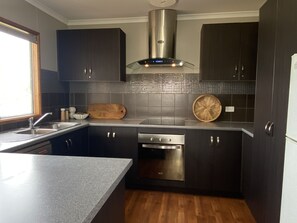 Réfrigérateur, micro-ondes, lave-vaisselle, grille-pain