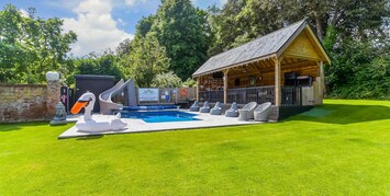 Swimming Pool and Garden and bar