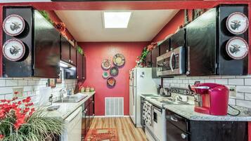 Studio (3 Bedrooms) | Property amenity